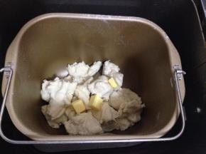 程序结束后，将面团撕碎加入室温软化的黄油