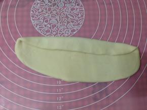 与身体平行横放，自1/3处向内折，用手掌根部压紧，防止有空气