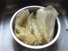 胶州大白菜本身带有甜味，把白菜芯洗净沥干水分；
