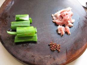 准备葱、肉丝、花椒
