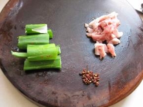 准备葱、肉丝、花椒
