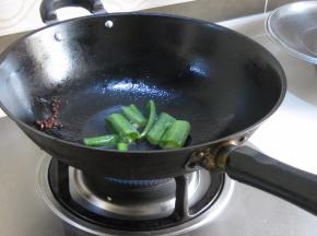 锅里放油，放入花椒榨出香味，放入葱段煸出香味
