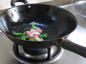 待葱段炒出香味，铲出花椒不用，放入肉丝翻炒；
