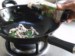 待肉丝变色后，放入一汤匙酱油
