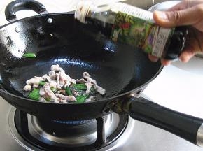 待肉丝变色后，放入一汤匙酱油