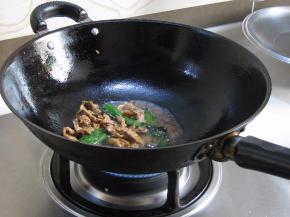 翻炒均匀，让肉丝在酱油里煮一会，煮出肉的香味和酱油的香味