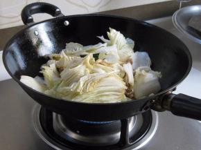 放入白菜翻炒均匀，可以盖上锅盖闷一会，勿放水