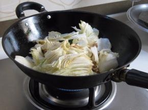 放入白菜翻炒均匀，可以盖上锅盖闷一会，勿放水