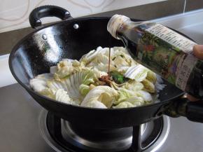 开盖后，继续翻炒，再放入一汤匙酱油；盖上锅盖继续闷