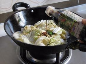 开盖后，继续翻炒，再放入一汤匙酱油；盖上锅盖继续闷