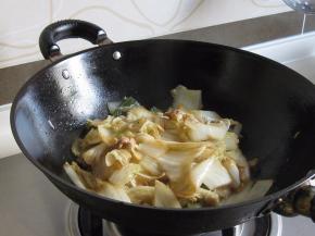 大约5、6分钟，白菜基本已软烂，胶州白菜好熟；此时可根据自己的口味绝对是否添加盐，我没有放盐，感觉咸淡正合适；