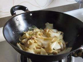 大约5、6分钟，白菜基本已软烂，胶州白菜好熟；此时可根据自己的口味绝对是否添加盐，我没有放盐，感觉咸淡正合适；