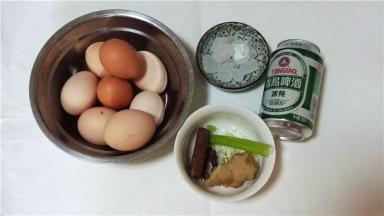 1.鸡蛋、啤酒、桂皮、八角、小茴香、百果、冰糖等食材；