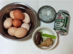 1.鸡蛋、啤酒、桂皮、八角、小茴香、百果、冰糖等食材；