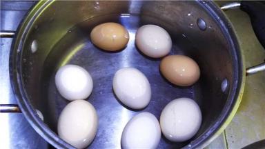 2.冷水下锅，把鸡蛋煮熟；捞出鸡蛋过冷水；
