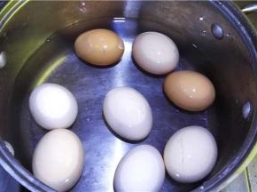 2.冷水下锅，把鸡蛋煮熟；捞出鸡蛋过冷水；