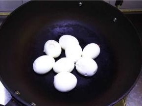 4.把去壳的鸡蛋下锅。
