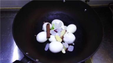 5.放入桂皮、八角、小茴香、百果、冰糖、盐等。