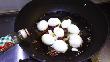 7.加入生抽、老抽。