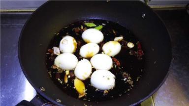 8.煮沸之后改为小火，再煮15分钟。