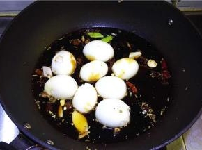 8.煮沸之后改为小火，再煮15分钟。