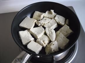 平底锅抹少许油，放入豆腐煎