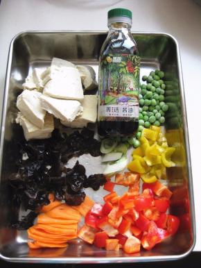 准备的材料：红黄柿子椒切小丁，黑木耳泡发后摘成小朵，胡萝卜切薄片，豆腐切块