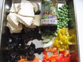 准备的材料：红黄柿子椒切小丁，黑木耳泡发后摘成小朵，胡萝卜切薄片，豆腐切块