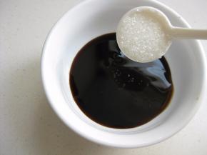 小碗里放入二汤匙的酱油；放入一汤匙的蚝油；放入一小勺白糖；搅拌均匀成调味汁