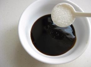 小碗里放入二汤匙的酱油；放入一汤匙的蚝油；放入一小勺白糖；搅拌均匀成调味汁