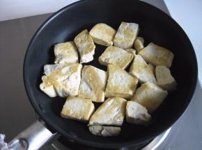 豆腐煎至两面金黄，盛出待用