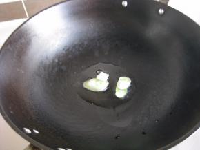 另起炒锅，放适量的油，放入葱花炒出香味
