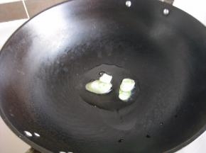 另起炒锅，放适量的油，放入葱花炒出香味