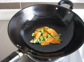 先放入胡萝卜片、青豆翻炒；