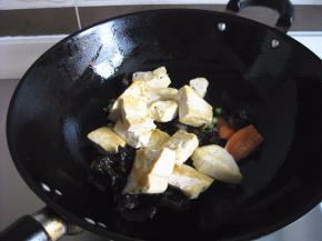 再放入黑木耳翻炒；放入煎好的豆腐翻炒均匀