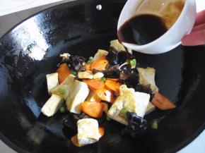 倒入调好的调味汁；