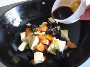 倒入调好的调味汁；