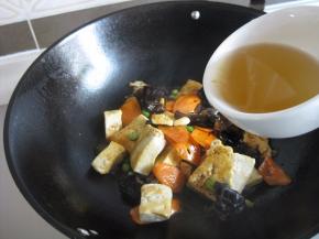 放入一碗清水；