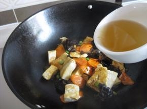 放入一碗清水；