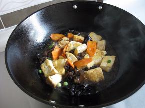 稍微炖一会，让豆腐入味