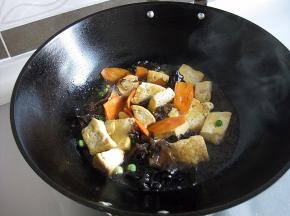 稍微炖一会，让豆腐入味