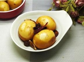 10.把汤汁和鸡蛋一起盛出，吃的时候把鸡蛋捞出。