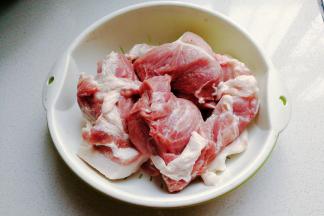 准备猪前腿肉2斤；