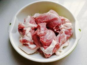 准备猪前腿肉2斤；