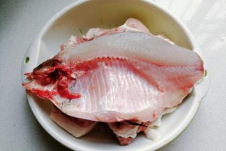 准备鱼肉300克；（草鱼，鲢鱼，鳊鱼都可以，草鱼最佳哦！正宗厨师做法是只用鱼红，但家庭制做一次不可能有那么多鱼红，我们用鱼肉也可以）