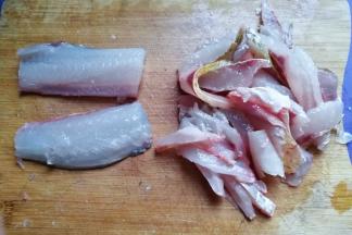 然后将鱼去头剃骨；