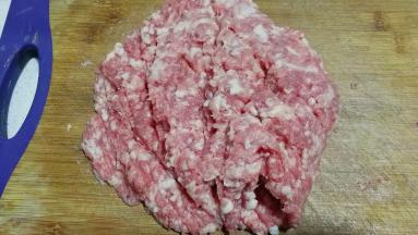 再将猪腿肉也剁成肉糜；