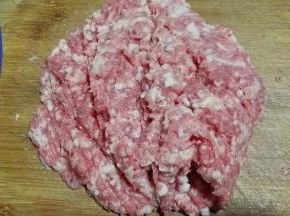 再将猪腿肉也剁成肉糜；