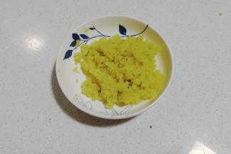 姜适量剁成姜糜；