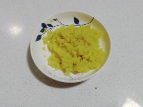 姜适量剁成姜糜；